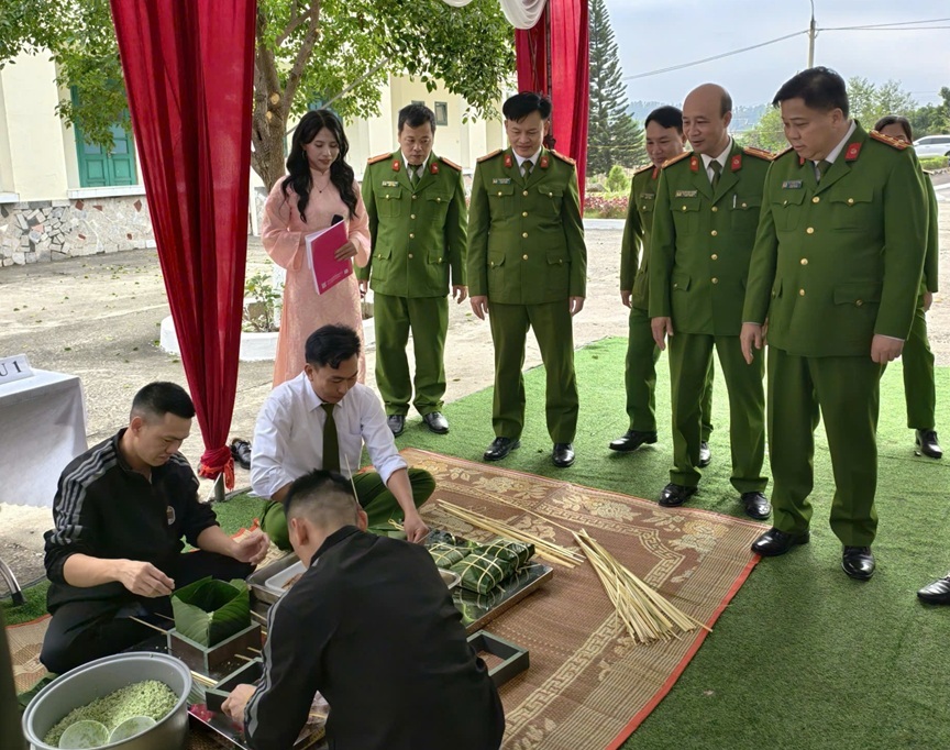 Ấm áp Chương trình “Thắp sáng niềm tin - Hướng tới tương lai”